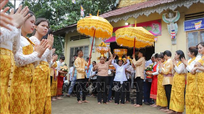 Đồng bào phật tử Khmer tiến hành nghi thức dâng y. Ảnh: Nguyễn Hằng - TTXVN