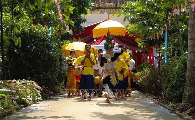 Rộn ràng Lễ dâng y Kathina của đồng bào phật tử Khmer tại Hậu Giang. Ảnh: Nguyễn Hằng - TTXVN