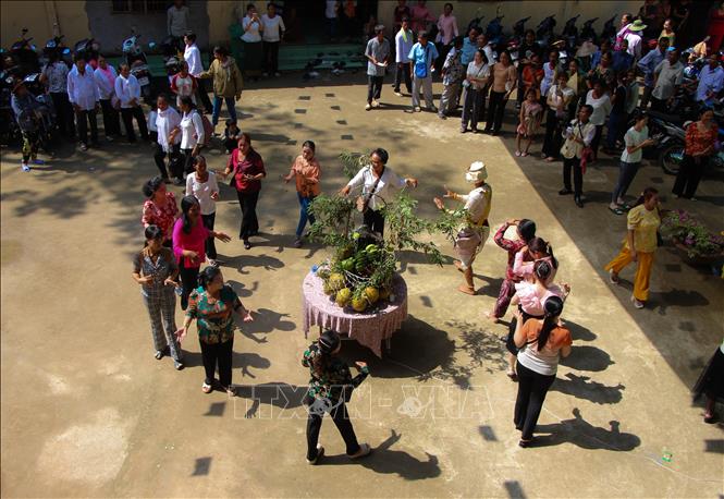 Đây là dịp đồng bào phật tử Khmer thể hiện sự thành kính đối với tăng đoàn và là dịp để cầu cho phum, sóc yên ấm, gia đình bình an. Ảnh: Nguyễn Hằng - TTXVN