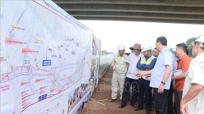 Ông Nguyễn Công Vinh, Phó Chủ tịch UBND tỉnh Bà Rịa-Vũng Tàu, khảo sát đoạn cầu vượt trên tuyến cao tốc Biên Hòa-Vũng Tàu. Ảnh: Huỳnh Sơn-TTXVN