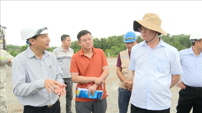 Ông Nguyễn Công Vinh, Phó Chủ tịch UBND tỉnh Bà Rịa-Vũng Tàu làm việc với Ban Quản lý dự án giao thông khu vực Cái Mép-Thị Vải và các đơn vị tư vấn thiết kế, đơn vị thi công tại Dự án thành phần 3 cao tốc Biên Hòa-Vũng Tàu. Ảnh: Huỳnh Sơn-TTXVN