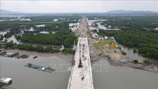 Hạng mục cầu Mỏ Nhát (dự án đường 991B), đã thi công khối KT trụ T3, tập trung thi công khối KT trụ T3 và khối hợp long hoàn thành trong tháng 11/2024. Ảnh:Huỳnh Sơn-TTXVN
