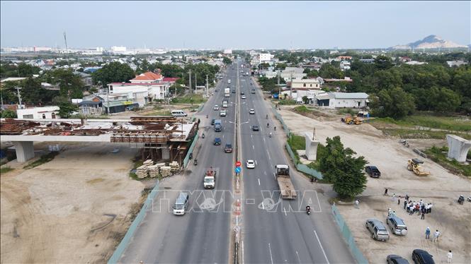 Gói thầu xây lắp số 37, xây lắp hoàn thiện đoạn từ Km0+000 đến Km4+787,24 bao gồm cầu vượt Quốc lộ 51, nút giao Quốc lộ 51 và cầu Rạch Tre. Ảnh: Huỳnh Sơn-TTXVN
