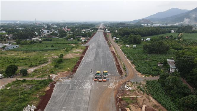 Phần mặt đường Dự án thành phần 3 cao tốc Biên Hòa-Vũng Tàu giai đoạn 1 đoạn qua tỉnh Bà Rịa-Vũng Tàu dần hoàn thiện. Ảnh: Huỳnh Sơn-TTXVN