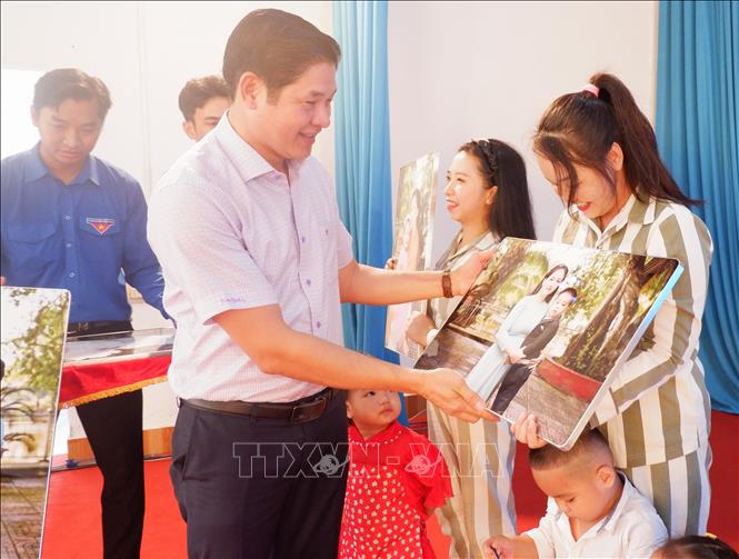 Trao tặng ảnh “Khoảnh khắc mẹ và con”. Ảnh: Đức Hạnh - TTXVN