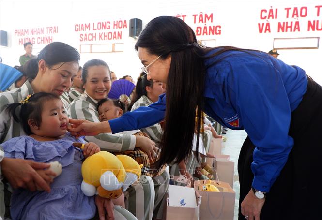 Bí thư Trung ương Đoàn, Chủ tịch Hội đồng Đội Trung ương Nguyễn Phạm Duy Trang thăm hỏi động viên nữ phạm nhân. Ảnh: Đức Hạnh - TTXVN