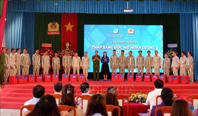 Trao quà cho các phạm nhân có hoàn cảnh khó khăn, rèn luyện, cải tạo tốt. Ảnh: Đức Hạnh - TTXVN