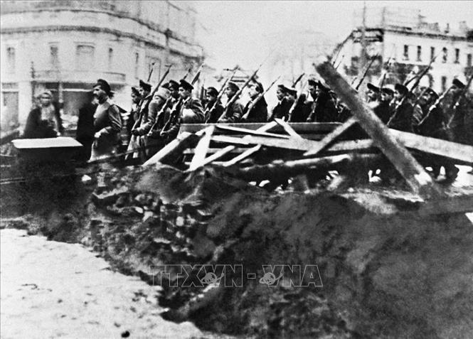 Lực lượng Cận vệ Đỏ Bolshevik trên đường phố Moskva trong những ngày Cách mạng tháng Mười năm 1917. Ảnh: Tư liệu quốc tế/TTXVN phát