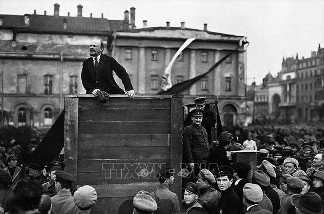 V.I. Lenin đọc diễn văn tại Quảng trường Đỏ ở Moskva trong Lễ kỷ niệm một năm ngày Cách mạng Tháng Mười Nga vĩ đại, 7/11/1918. Ảnh: Tư liệu/TTXVN phát