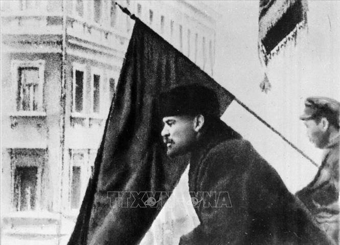 Từ trên trụ sở Xô Viết (Moskva), Vladimir Ilyich Lenin nói chuyện với Hồng quân trước giờ lên đường chiến đấu (16/10/1919). Ảnh: Tư liệu quốc tế TTXVN