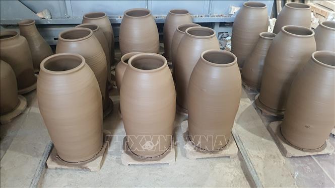 Những sản phẩm gốm chờ khô để đưa vào lò của gia đình anh Nguyễn Giang Anh, ở thị trấn Hương Canh, huyện Bình Xuyên. Ảnh: Nguyễn Trọng Lịch- TTXVN
