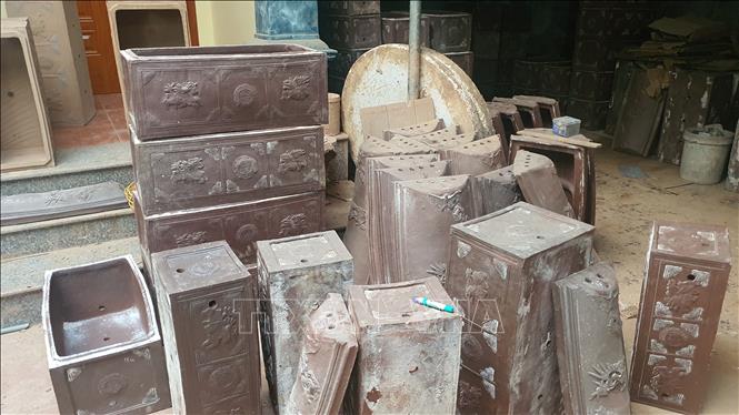 Những sản phẩm gốm trong giai đoạn chờ khô để đưa vào lò của gia đình anh Nguyễn Giang Anh, ở thị trấn Hương Canh, huyện Bình Xuyên. Ảnh: Nguyễn Trọng Lịch - TTXVN