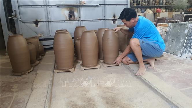 Những sản phẩm gốm đang trong giai đoạn chờ khô để đưa vào lò của gia đình anh Nguyễn Giang Anh, ở thị trấn Hương Canh, huyện Bình Xuyên. Ảnh: Nguyễn Trọng Lịch - TTXVN