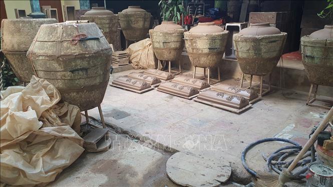 Những sản phẩm gốm trong giai đoạn chờ khô để đưa vào lò của gia đình anh Nguyễn Giang Anh, ở thị trấn Hương Canh, huyện Bình Xuyên. Ảnh: Nguyễn Trọng Lịch - TTXVN