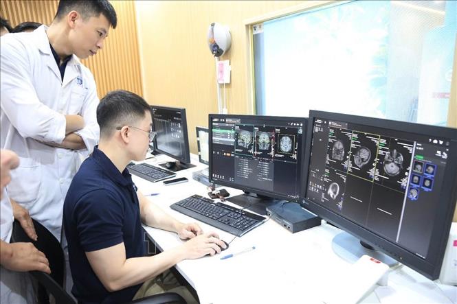 Những hình ảnh chụp bởi máy chụp cộng hưởng từ 3.0 rõ nét, giúp các bác sĩ dễ dàng phát hiện tổn thương, đánh giá chi tiết các bộ phận. Ảnh: Tạ Toàn - TTXVN