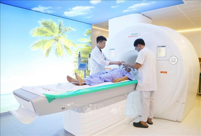 Chụp cộng hưởng từ 3.0 là phương pháp chẩn đoán hình ảnh hiện đại hàng đầu hiện nay. Ảnh: TTXVN phát