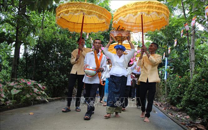 Solemn processions during the festival. VNA Photo: Nguyễn Hằng