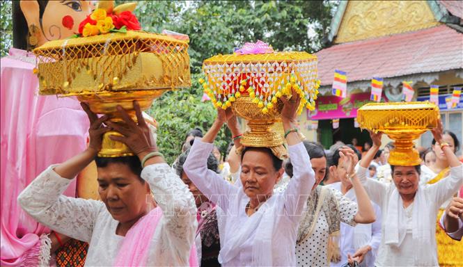 Buddhist followers carry out robe offering rituals. VNA Photo: Nguyễn Hằng