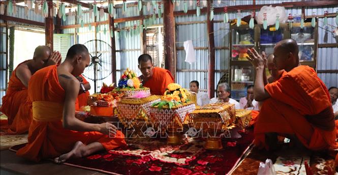 Buddhist monks conduct robe receiving rituals. VNA Photo: Nguyễn Hằng