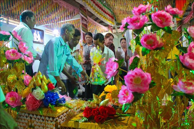 Buddhist followers prepare offerings during the festival. VNA Photo: Nguyễn Hằng