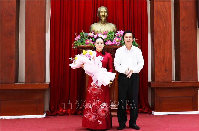 Đồng chí Nguyễn Văn Danh, Ủy viên Trung ương Đảng, Bí thư Tỉnh ủy Tiền Giang tặng hoa chúc mừng Phó Bí thư thường trực Tỉnh ủy Nguyễn Hải Trâm. Ảnh: Hữu Chí – TTXVN 