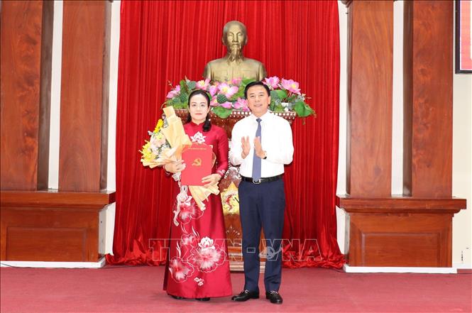 Đồng chí Đỗ Trung Hưng, Ủy viên Trung ương Đảng, Phó Trưởng Ban Tổ chức Trung ương tặng hoa chúc mừng bà Nguyễn Hải Trâm. Ảnh: Hữu Chí – TTXVN 