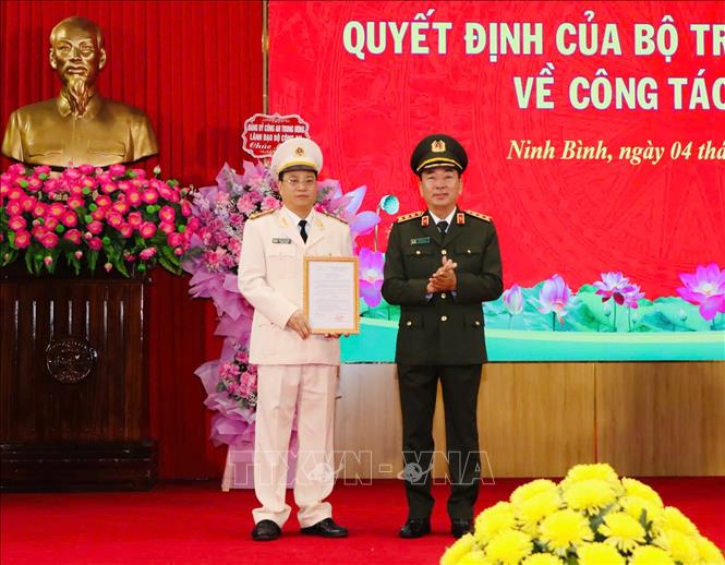 Thượng tướng Trần Quốc Tỏ, Ủy viên Trung ương Đảng, Phó Bí thư Đảng ủy Công an Trung ương, Thứ trưởng Bộ Công an trao quyết định bổ nhiệm Đại tá Đinh Việt Dũng giữ chức vụ Giám đốc Công an tỉnh Ninh Bình. Ảnh: Đức Phương - TTXVN