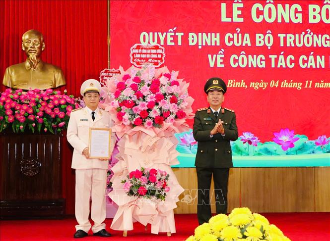 Thượng tướng Trần Quốc Tỏ, Ủy viên Trung ương Đảng, Phó Bí thư Đảng ủy Công an Trung ương, Thứ trưởng Bộ Công an chúc mừng Đại tá Đinh Việt Dũng giữ chức vụ Giám đốc Công an tỉnh Ninh Bình. Ảnh: Đức Phương - TTXVN