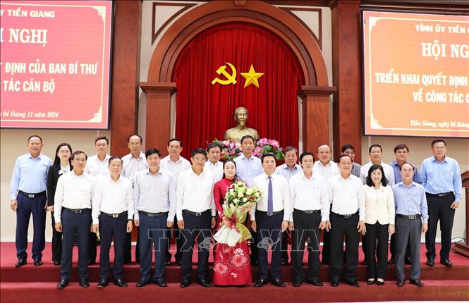 Các đại biểu chúc mừng bà Nguyễn Hải Trâm, Phó Bí thư thường trực Tỉnh ủy Tiền Giang. Ảnh: Hữu Chí – TTXVN 