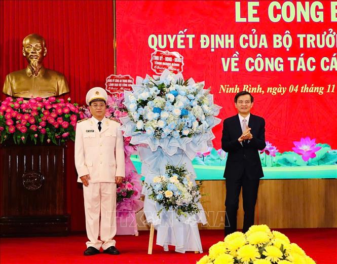 Đồng chí Đoàn Minh Huấn, Ủy viên Trung ương Đảng, Bí thư Tỉnh ủy Ninh Bình chúc mừng Đại tá Đinh Việt Dũng được bổ nhiệm giữ chức vụ Giám đốc Công an tỉnh Ninh Bình. Ảnh: Đức Phương - TTXVN
