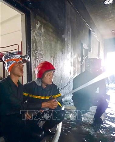 Lực lượng Cảnh sát Phòng cháy chữa cháy và Cứu nạn cứu hộ Công an huyện Tân Biên, tỉnh Tây Ninh hỗ trợ chữa cháy tại casino ở Campuchia. Ảnh: TTXVN phát