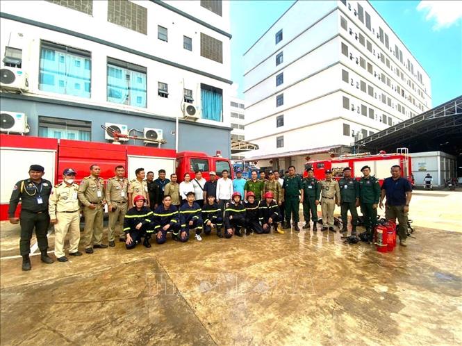 Lực lượng Cảnh sát Phòng cháy chữa cháy và Cứu nạn cứu hộ Công an huyện Tân Biên (Tây Ninh) cùng lực lượng Phòng cháy chữa cháy huyện Ponhia Kret, tỉnh Tbuong Khmum (Campuchia). Ảnh: TTXVN phát