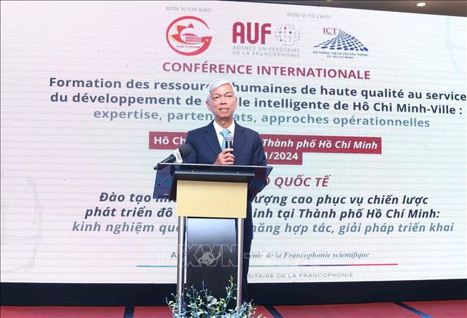 Vice Chairman of the municipal People’s Committee Vo Van Hoan speaks at the conference. VNA Photo: Thu Hoài