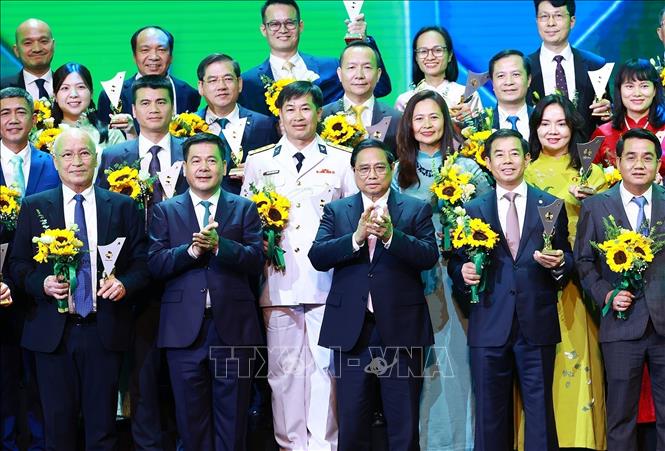 Prime Minister Pham Minh Chinh hands over the Vietnam National Brand status to 190 enterprises with a total of 359 products. VNA Photo: Dương Giang