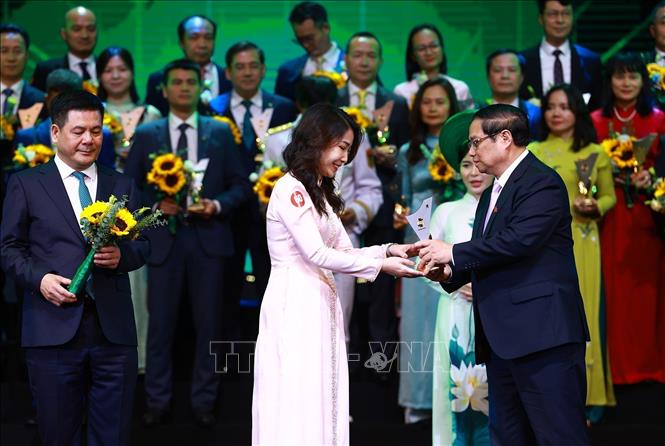 Prime Minister Pham Minh Chinh hands over the Vietnam National Brand status to 190 enterprises with a total of 359 products. VNA Photo: Dương Giang