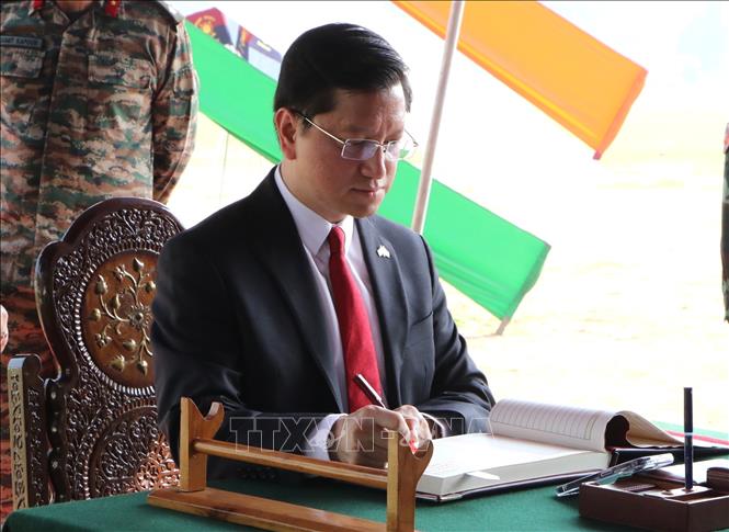 Đại sứ Việt Nam tại Ấn Độ Nguyễn Thanh Hải viết lưu bút sau lễ khai mạc. Ảnh: Ngọc Thúy - p/v TTXVN tại Ấn Độ
