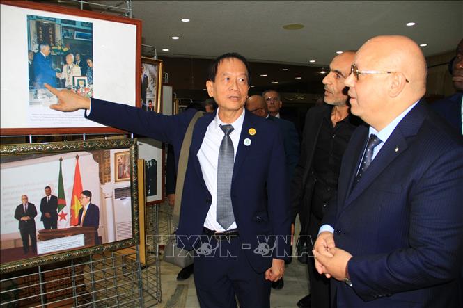 Các đại biểu tham quan góc triển lãm ảnh về các cột mốc trong quan hệ 2 nước. Ảnh: Trung Khánh - pv TTXVN tại Algeria 