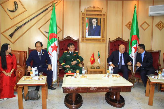 Bộ trưởng Bộ Cựu chiến binh và Người có công Algeria (thứ 2 bên phải), ông Laid Rebiga, tiếp đoàn đại biểu Việt Nam trước hội thảo. Ảnh: Trung Khánh - pv TTXVN tại Algeria 