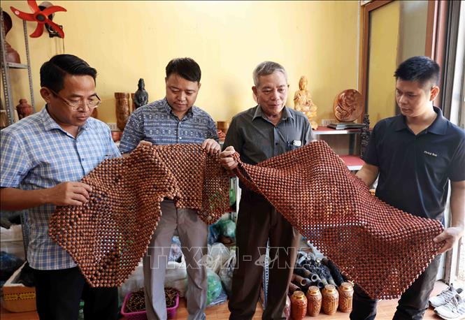 Wooden-bead mat is a 4-star OCOP product of Nhi Khe village. VNA Photo: Trần Việt