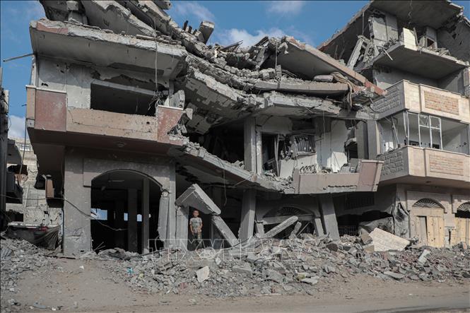 Những tòa nhà bị phá hủy sau cuộc không kích của Israel xuống Dải Gaza. Ảnh: THX/TTXVN