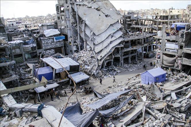Những tòa nhà bị phá hủy sau cuộc không kích của Israel xuống miền Bắc Dải Gaza. Ảnh: THX/TTXVN
