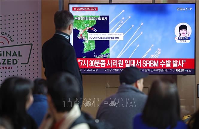 Người dân theo dõi bản tin về vụ phóng tên lửa của Triều Tiên, tại nhà ga Seoul, Hàn Quốc, ngày 5/11/2024. Ảnh: Yonhap/TTXVN