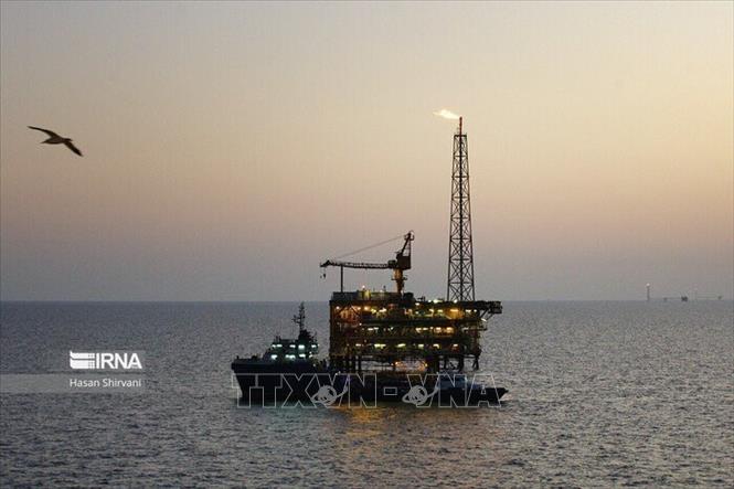 Một giàn khoan dầu của Iran. Ảnh: IRNA/TTXVN