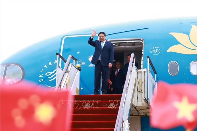 Prime Minister Pham Minh Chinh arrives at Kunming Changshui International Airport in China’s Yunnan province. VNA Photo: Dương Giang