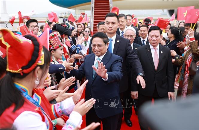 A welcome ceremony held for Prime Minister Pham Minh Chinh at Kunming Changshui International Airport in China’s Yunnan province. VNA Photo: Dương Giang