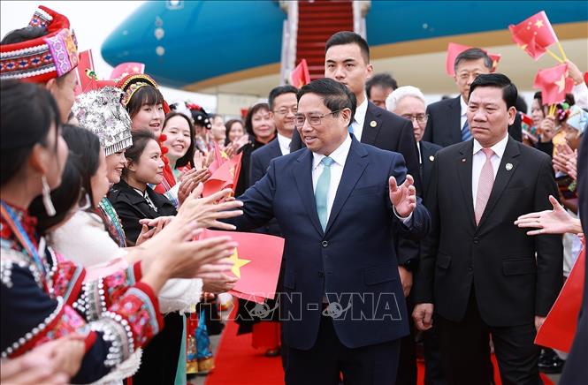 A welcome ceremony held for Prime Minister Pham Minh Chinh at Kunming Changshui International Airport in China’s Yunnan province. VNA Photo: Dương Giang