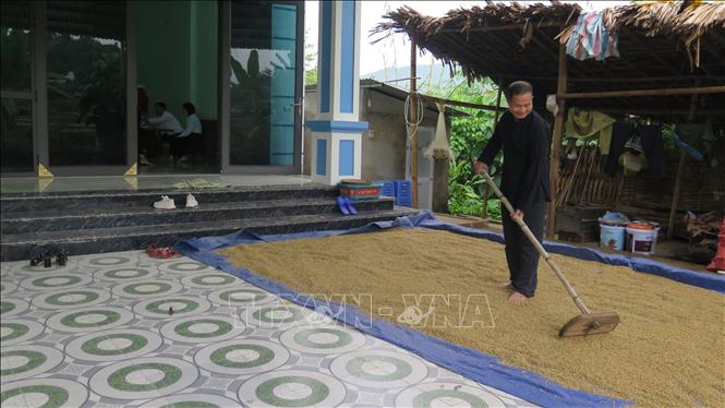 Phan Van Thong in Khanh Yen Thuong commune, Van Ban receives a financial assistance of 40 million VND to rebuild his house. VNA Photo: Hương Thu 