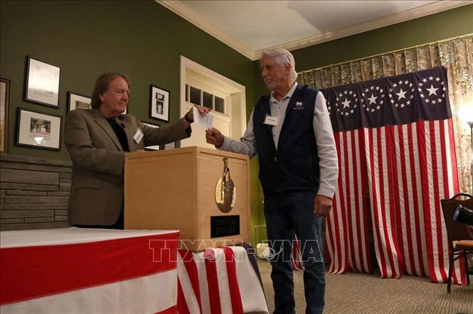 Cử tri bỏ phiếu trong Ngày bầu cử Mỹ tại thị trấn Dixville Notch, bang New Hampshire, ngày 5/11/2024. Ảnh: REUTERS/TTXVN