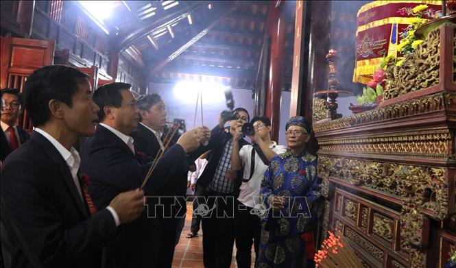 Đồng chí Nguyễn Xuân Thắng dâng hương tại Đình làng Kim Long. Ảnh: Mai Trang - TTXVN