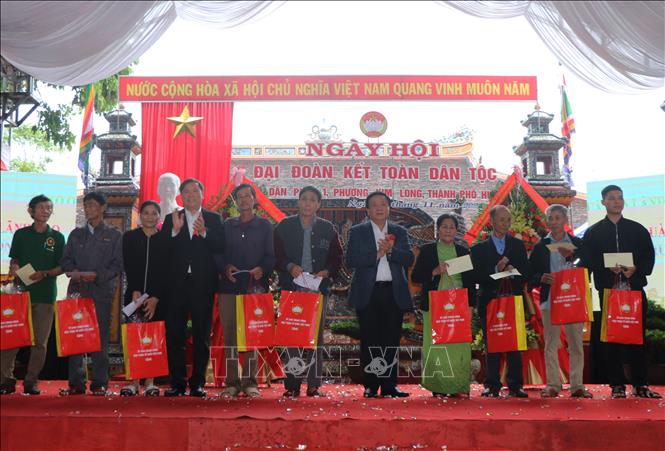 Đồng chí Nguyễn Xuân Thắng tặng quà cho các hộ gia đình chính sách trên địa bàn. Ảnh: Mai Trang - TTXVN